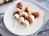 Przepis Korekta: przekąski z mozzarellą, szynką parmeńską i suszonymi pomidorami