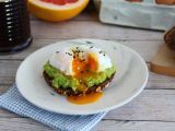 Przepis Tost z awokado i jajkiem w koszulce - avocado toast