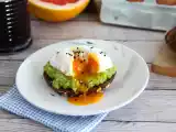 Przepis Tost z awokado i jajkiem w koszulce - avocado toast