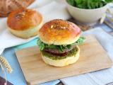 Przepis Burger włoski: sos pesto, suszone pomidory, mozzarella