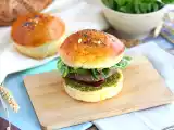 Przepis Burger włoski: sos pesto, suszone pomidory, mozzarella