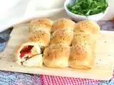 Przepis Bułeczki do pizzy, małe bułeczki nadziewane szynką i serem