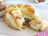przepis Ciasto francuskie z camembertem, szynką i cebulą