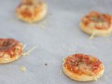 Przepis Mini pizze z ciasta francuskiego