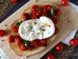 Przepis Bruschetta z pieczonymi pomidorami i burratą