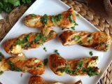 Przepis Skręty z ciasta francuskiego z serem i pietruszką: obowiązkowy przepis na aperitif