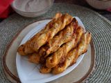Przepis Twist z ciasta francuskiego z pesto rosso i mozzarellą