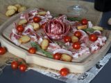 Przepis Jak zrobić półmisek wędlin? złóż go w kształt róży!