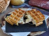 Przepis Kanapka z waflami ziemniaczanymi z raclette - najlepsze danie komfortowe