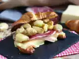 Przepis Kanapka z rogalikiem raclette na udany brunch!
