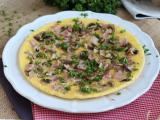 Przepis Prosta omlet z pieczarkami, szynką i natką pietruszki
