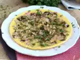Prosta omlet z pieczarkami, szynką i natką pietruszki