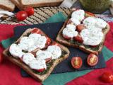 Przepis Bruschetta z pesto, pomidorkami koktajlowymi i serem mozzarella