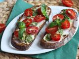 Przepis Kanapki z serem śmietankowym, pesto i pomidorkami koktajlowymi