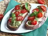 Przepis Kanapki z serem śmietankowym, pesto i pomidorkami koktajlowymi