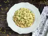Przepis Risotto z coquillettes, groszkiem, cukinią, czosnkiem i serem ziołowym