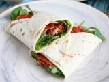 Przepis Kanapka wrap z chorizo, awokado i pomidorami