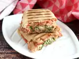 Przepis Panini z łososiem, mozzarellą i koperkiem