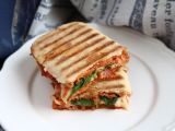 Przepis Panini z chorizo i serem emmental