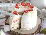 Przepis Tort warstwowy z truskawkami i kremem mascarpone