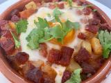 Przepis Jajka po flamenco z ziemniakami i kiełbasą chorizo
