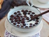 Przepis Płatki śniadaniowe z kulkami czekoladowymi typu nesquik