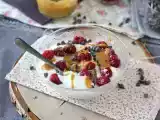 Przepis Miseczka skyr z czerwonymi owocami, masłem orzechowym i czekoladą
