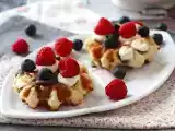 Przepis Gofry z owocami, czekoladą i bitą śmietaną