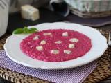 Przepis Risotto z burakami i gorgonzolą: eksplozja kolorów i intensywnych smaków