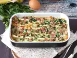 Przepis Co zrobić z tortillami? zapiekanka z szynką, szpinakiem i mozzarellą w stylu ciasta marszczonego