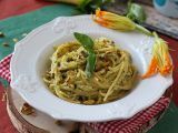 Przepis Makaron z kwiatami cukinii, ricottą i pistacjami