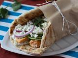 Przepis Gyros z łososiem, idealna grecka kanapka rybna na lato!