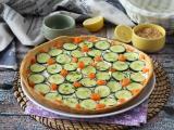 Przepis Super orzeźwiająca letnia tarta: ricotta, ogórek i wędzony łosoś
