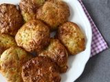 Przepis Placki z cukinii z frytkownicy powietrznej i sosem jogurtowym z fetą