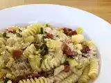 Przepis Makaron z cukinią i suszonymi pomidorami: szybkie i smaczne pierwsze danie!