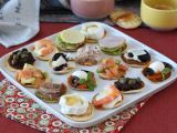 Przepis Półmisek blinów z nadzieniami, idealny urozmaicony aperitif na sezon świąteczny