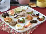 Przepis Półmisek blinów z nadzieniami, idealny urozmaicony aperitif na sezon świąteczny