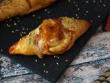 Przepis Roladki w stylu pizzy wypełnione sosem pomidorowym, szynką i mozzarellą