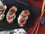 Przepis Kanapki z figami, świeżym kozim serem, miodem i rozmarynem