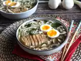Przepis Ramen z kurczakiem: prosta wersja tego kultowego azjatyckiego dania!