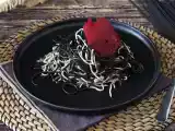Przepis Czarne spaghetti z czosnkiem i gulaszem. pasta al nero di seppia