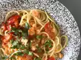 Przepis Spaghetti z krewetkami i pomidorkami koktajlowymi - szybki przepis na smaczne pierwsze danie