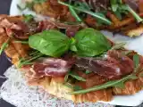Przepis Croffle, rogalik waflowy z dżemem figowym, kozim serem i iberyjską szynką peklowaną