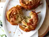 Przepis Cruffiny, połączenie croissanta i muffina, w tym przypadku solone z parmezanem i mozzarellą.