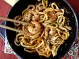 Przepis Makaron udon z krewetkami i pikantnym sosem orzechowym