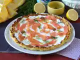 Przepis Tarta z wędzonym łososiem na ziemniaczanym spodzie