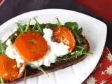 przepis Pieczone morele, rukola i burrata na grzance