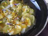 przepis Carpaccio z przegrzebków z cytrynowym winegretem i pistacjami, elegancka i łatwa do przygotowania przystawka