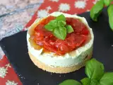 przepis Jednoporcjowy pikantny sernik z bazylią i pomidorkami koktajlowymi: smaczny pomysł na bufet i aperitif