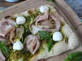przepis Pinsa z pesto i mortadelą, gotowa w 10 minut!